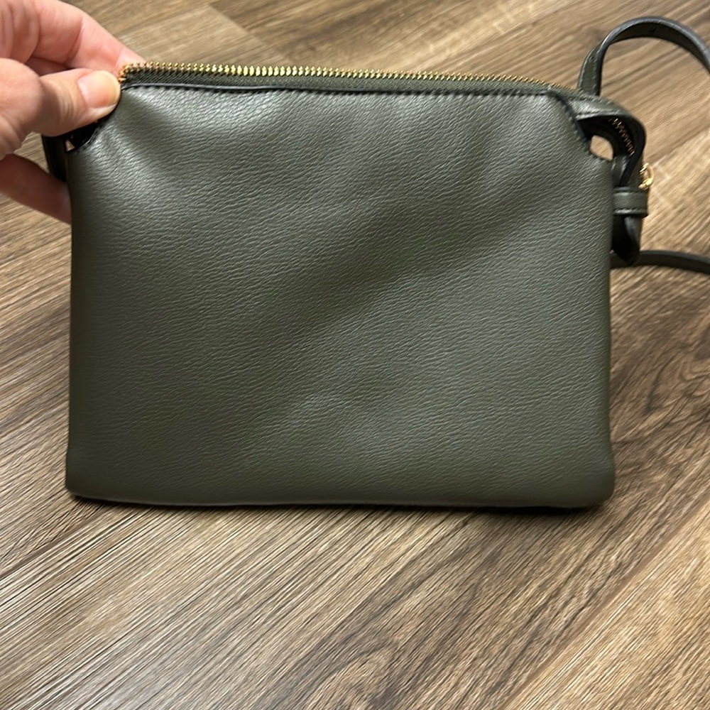Smooth green crossbody